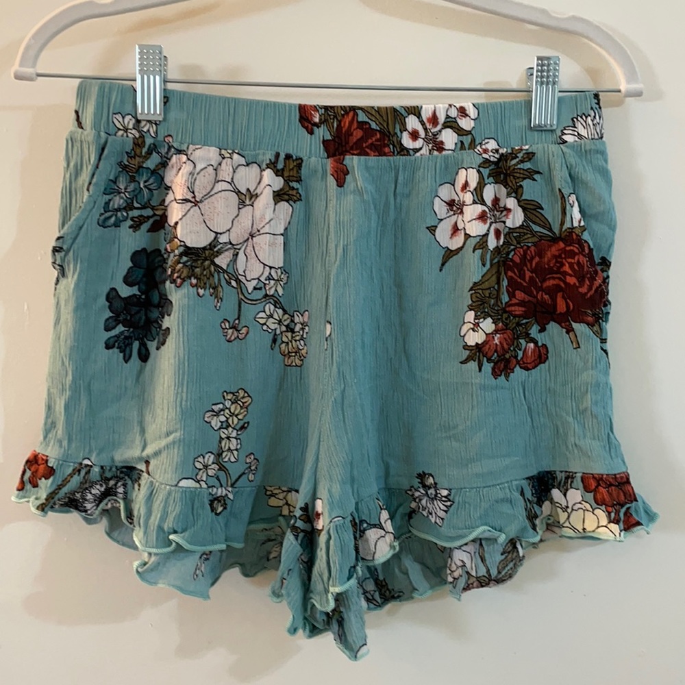 Southern Stitch Soft Floral Ruffle Shorts | L EUC